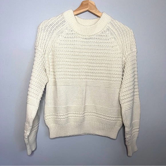 Universal Thread Cream Chunky Knit Crewneck Sweater Size Medium EUC - Picture 1 of 6